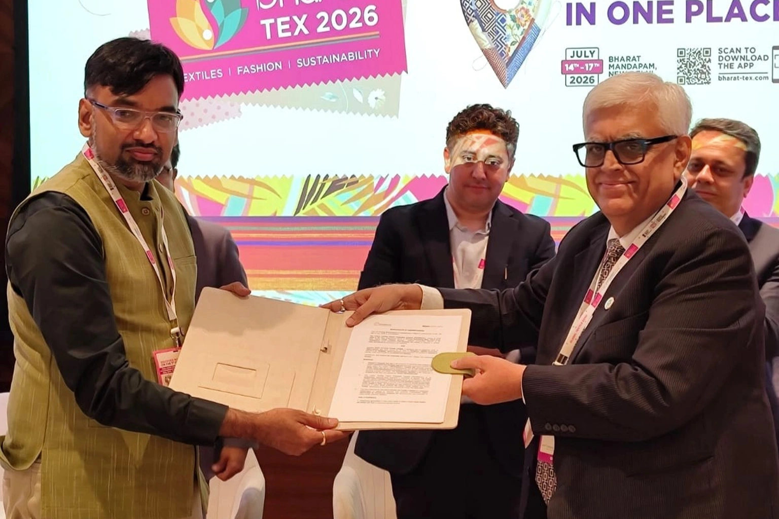 Srinidhi Kalvapudi, Head, Amazon Global Selling, India, and Dr. Siddhartha Rajagopal, Executive Director, The Cotton Textiles Export Promotion Council (TEXPROCIL), at the MoU signing ceremony