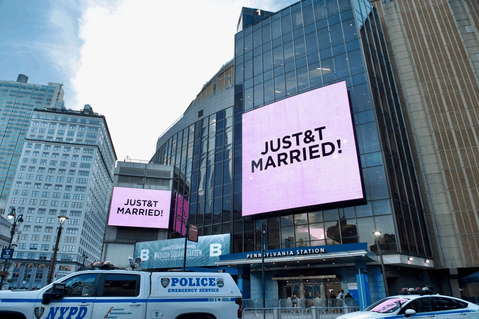 Wedding_of_Taylor_Swift_and_Travis_Kelce_outside